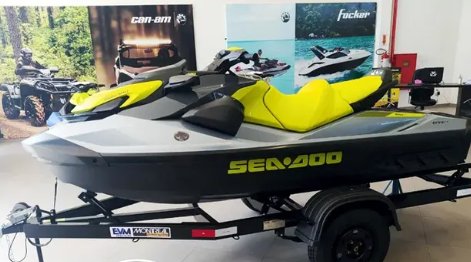 Jet ski sobre reboque EVM preto em uma loja náutica